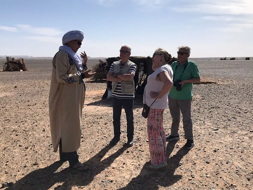 De ruta por el desierto preguntando a un habitante de la zona