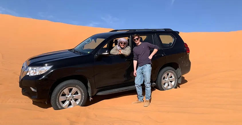 Cliente de 1001 Tours Morocco en un 4x4 viajando por las dunas de Marruecos