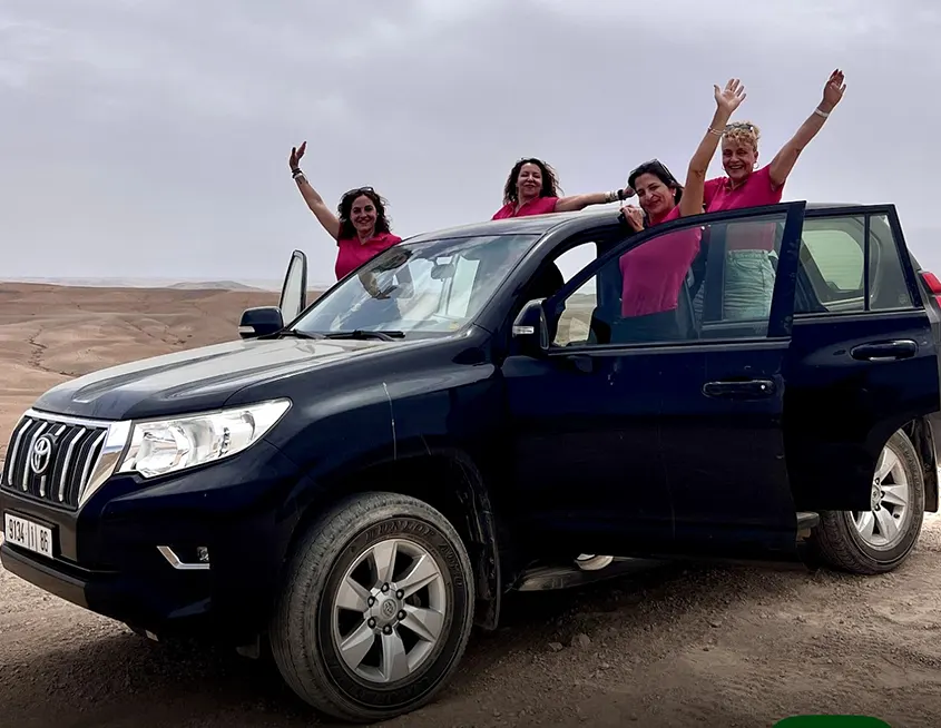 Foto viaje 1001 Tours Morocco dentro de un Toyota en el desierto
