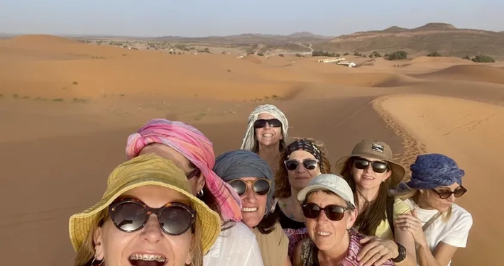 grupo de mujeres disfrutando de un circuito por Marruecos organizado por 1001 Tours Morocco