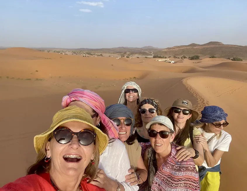 grupo de mujeres disfrutando de un circuito por Marruecos organizado por 1001 Tours Morocco