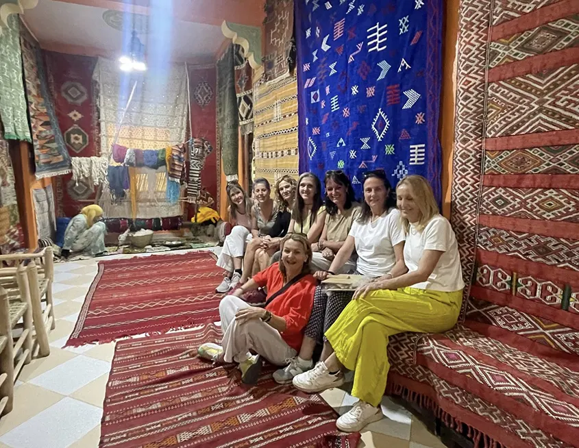 grupo de mujeres disfrutando de un circuito por Marruecos organizado por 1001 Tours Morocco