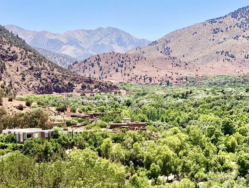 Vistas del pequeño pueblo de montaña de Tinmel