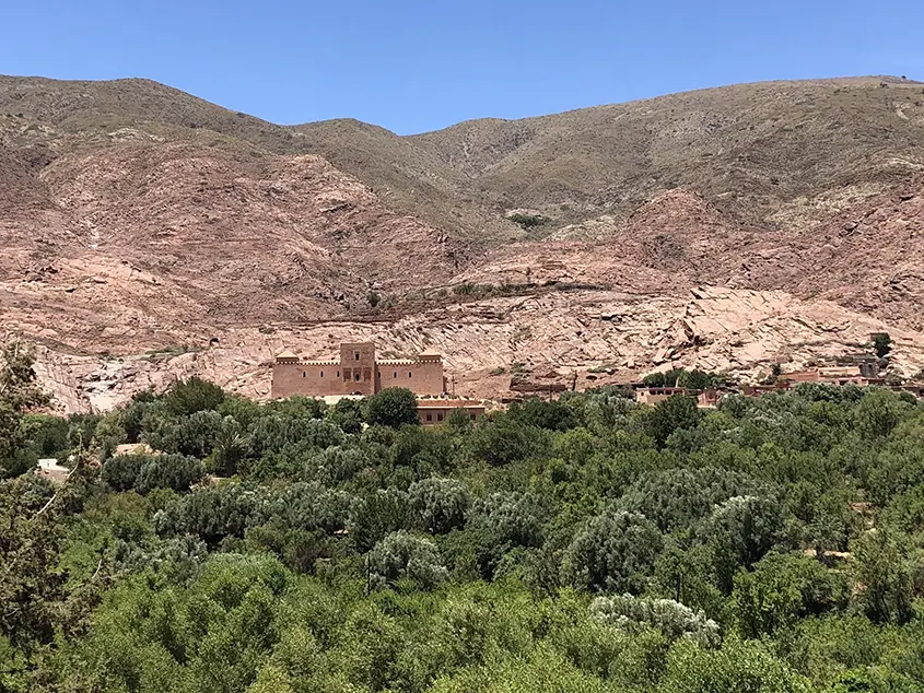 Vistas del pequeño pueblo de montaña de Tinmel