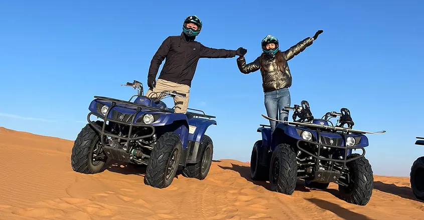 pareja disfrutando de las dunas de Morocco en quad