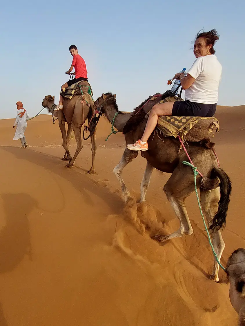 Opiniones viajes a Marruecois con 1001 Tours Morocco Clientes en camello en las dunas